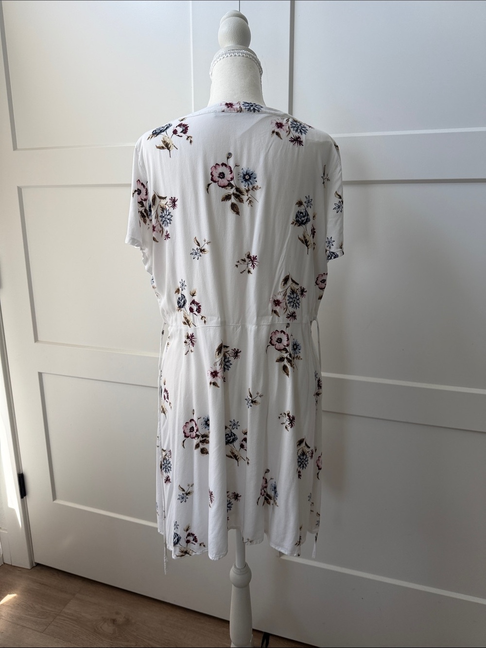 Abercrombie and Fitch White Floral Button-Front Mini Dress - Picture 7 of 8
